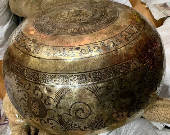 24" Extra Large Seven Chakra Tibetan Singing Bowl - Image 7