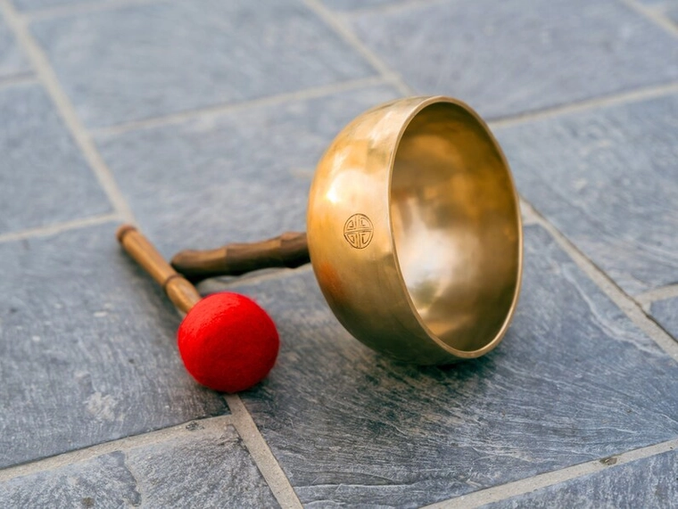Handmade 7-Metal Singing Bowl with Handle: Tibetan Sound, Meditation & Chakra Healing