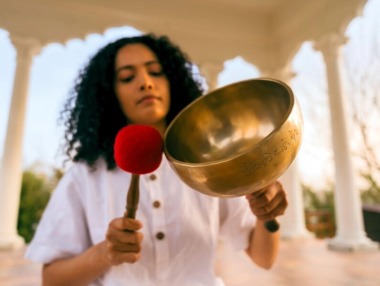 Handmade 7-Metal Singing Bowl with Handle: Tibetan Sound, Meditation & Chakra Healing - Image 2