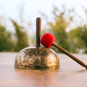 Handmade Full Moon Singing Handle Bowl: 7-Metal Sound Healing, Yoga Meditation Reiki Tool - Image 2