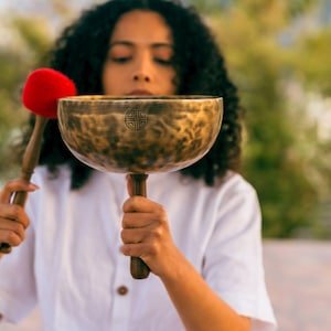 Handmade Full Moon Singing Handle Bowl: 7-Metal Sound Healing, Yoga Meditation Reiki Tool - Image 3