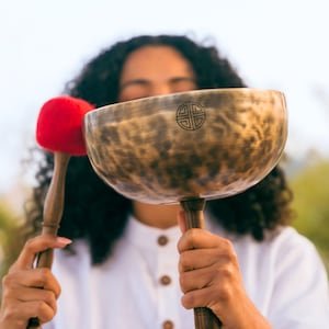 Handmade Full Moon Singing Handle Bowl: 7-Metal Sound Healing, Yoga Meditation Reiki Tool - Image 4