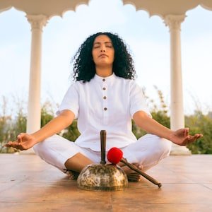 Handmade Full Moon Singing Handle Bowl: 7-Metal Sound Healing, Yoga Meditation Reiki Tool - Image 5