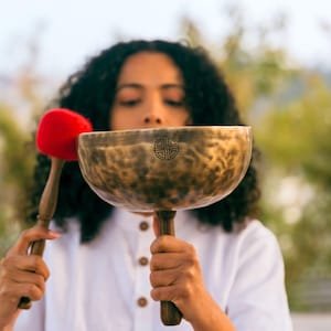 Handmade Full Moon Singing Handle Bowl: 7-Metal Sound Healing, Yoga Meditation Reiki Tool - Image 6