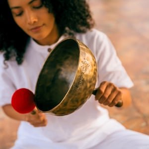 Handmade Full Moon Singing Handle Bowl: 7-Metal Sound Healing, Yoga Meditation Reiki Tool - Image 7