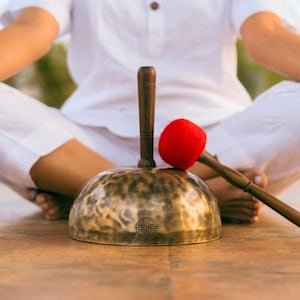 Handmade Full Moon Singing Handle Bowl: 7-Metal Sound Healing, Yoga Meditation Reiki Tool - Image 9