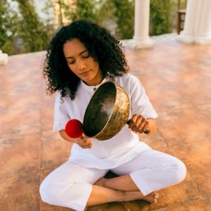 Handmade Full Moon Singing Handle Bowl: 7-Metal Sound Healing, Yoga Meditation Reiki Tool - Image 10